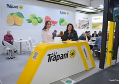 F.G.F. Trapani son productores y exportadores de limones y limas de Argentina y Perú. La propietaria Ana Inés Domingo y Natalia de la Puente estuvieron en el stand.
